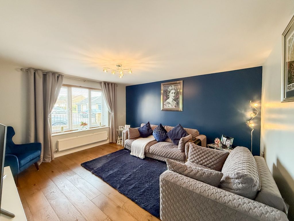 Property photo 3 of 23 Lounge