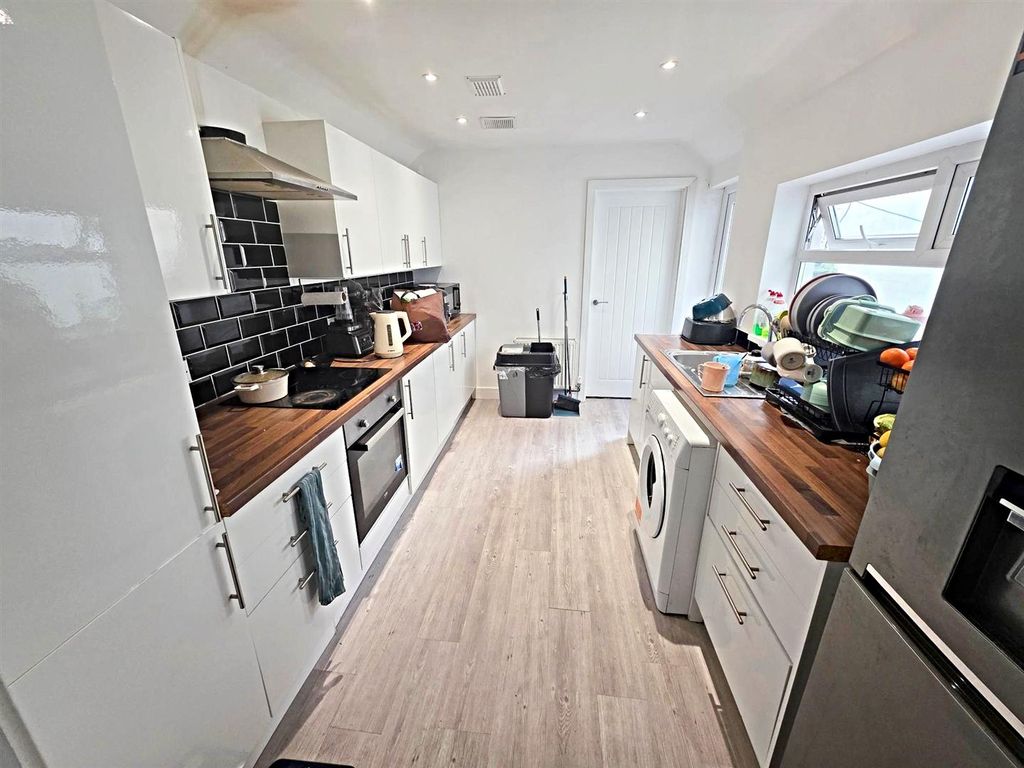 Property photo 3 of 14 Kitchen