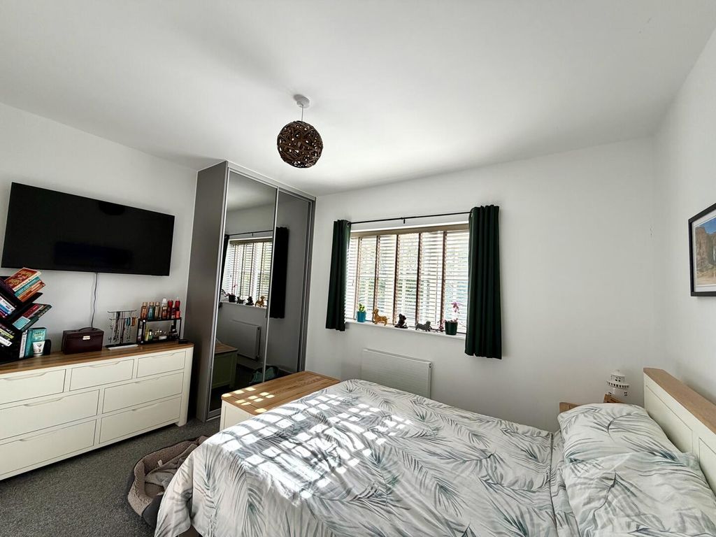 Property photo 2 of 17 Bedroom