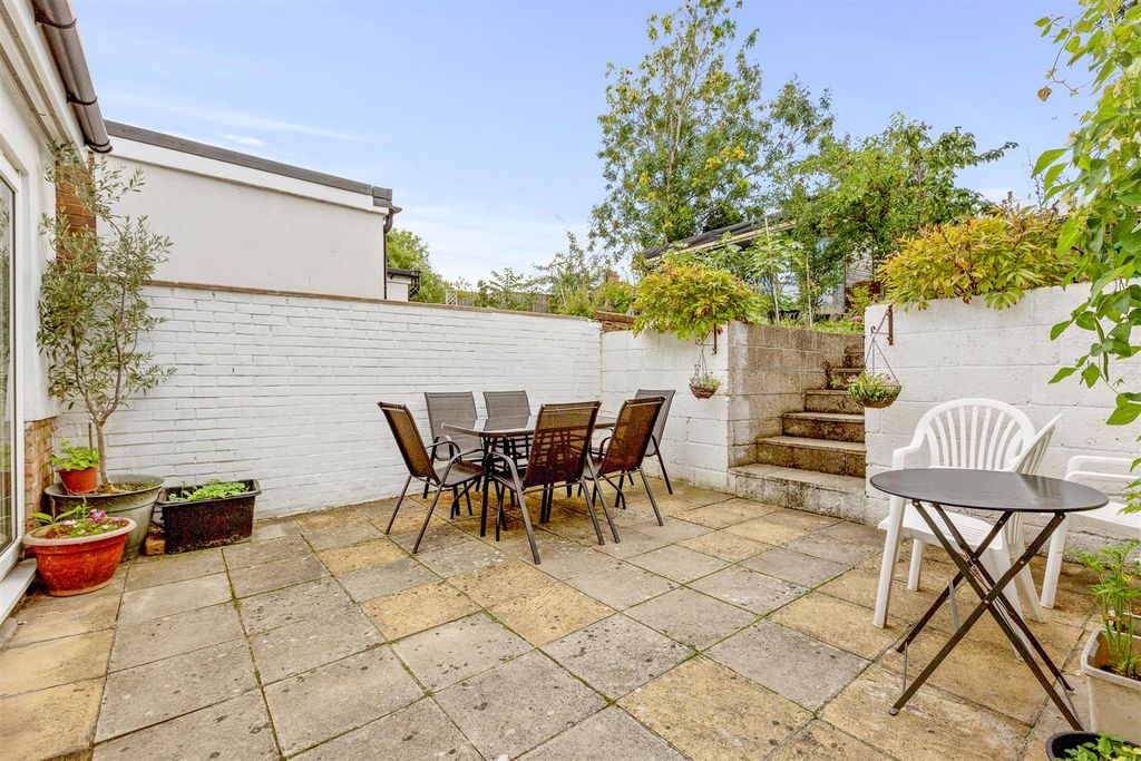Property photo 3 of 17 13 Wendover Street, Hp11 2Je-11.Jpg