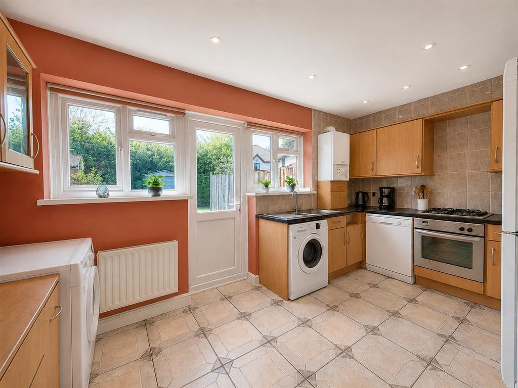 Property photo 3 of 11 Kitchen