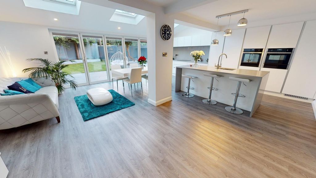 Property photo 2 of 19 Media Image 01