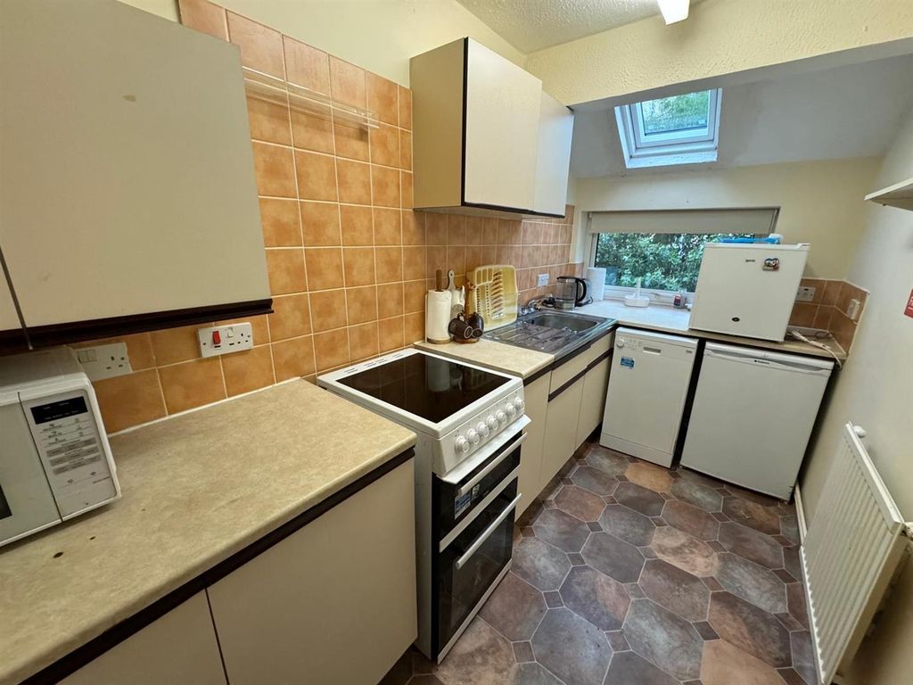 Property photo 2 of 5 Kitchen