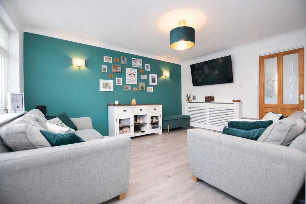 Property photo 3 of 12 Lounge