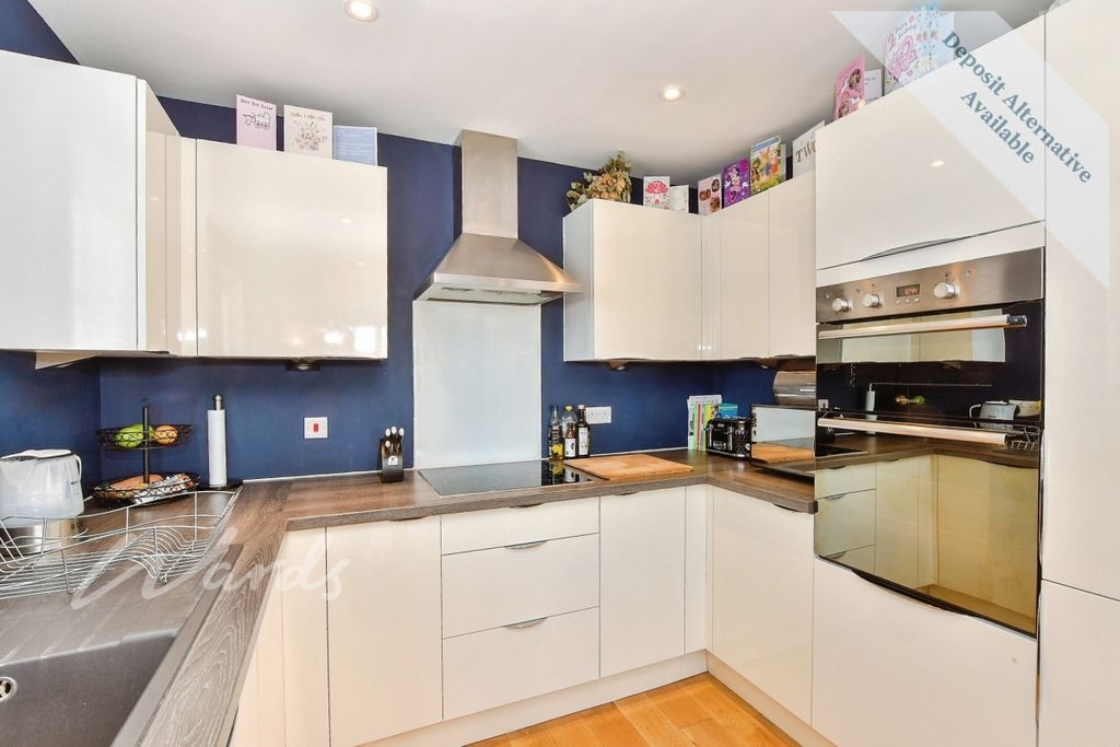 Property photo 3 of 11 Kitchen