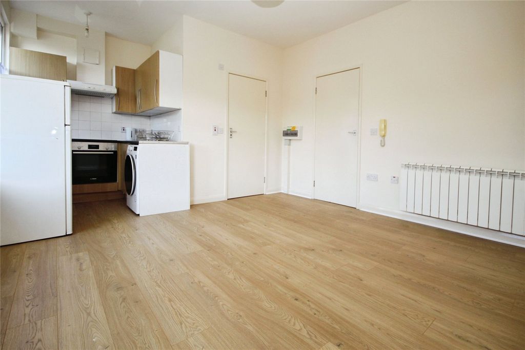 Property photo 2 of 8 Living Room/ Kitchen