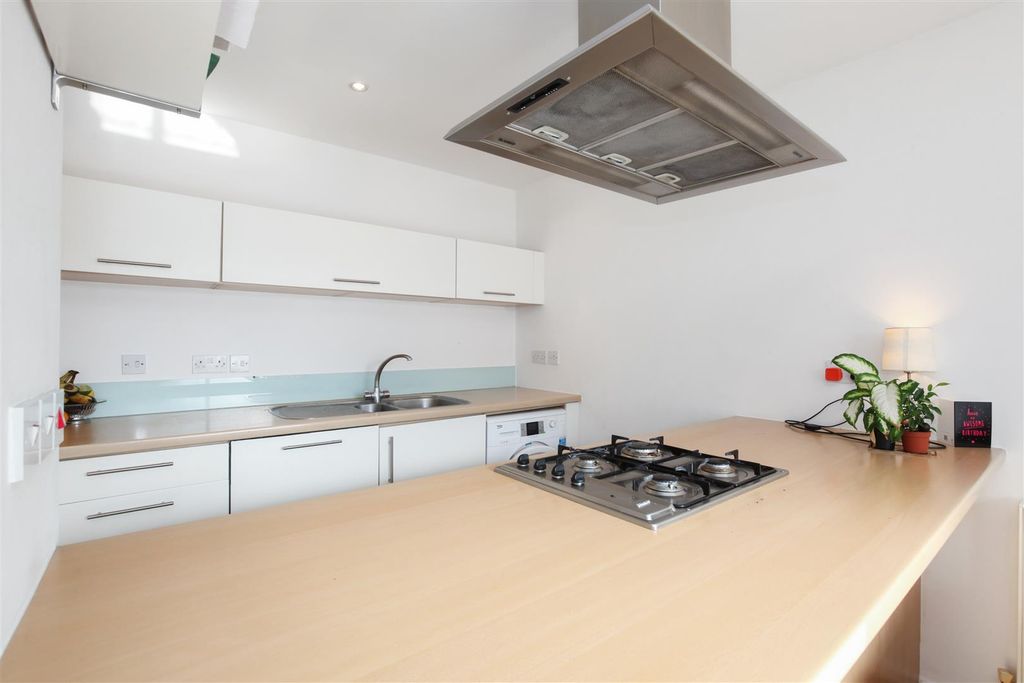 Property photo 2 of 7 Kitchen