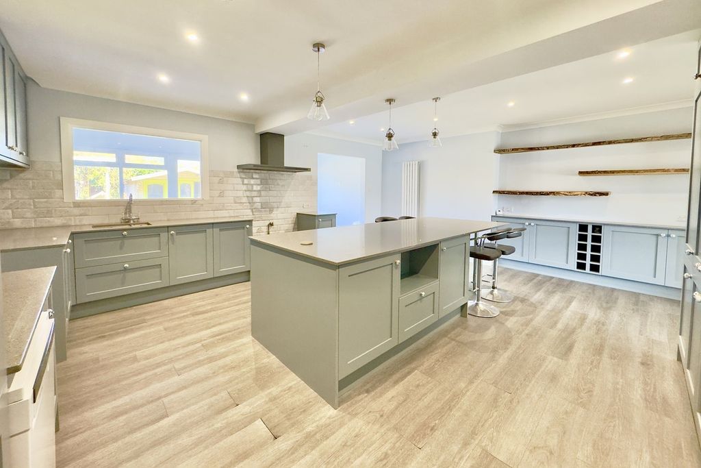 Property photo 2 of 25