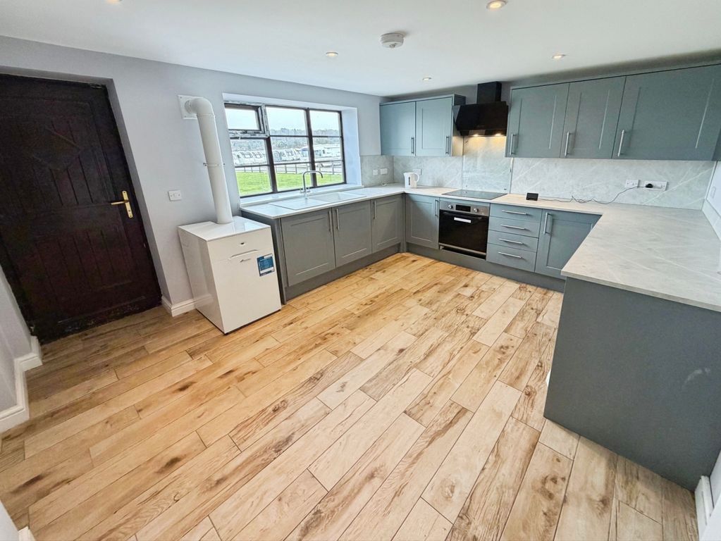 Property photo 3 of 14 Kitchen