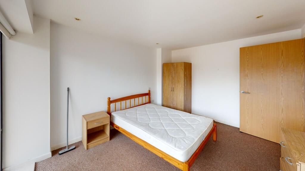 Property photo 3 of 5 A Bright And Tidy Double Bedroom Featuring A Woode...