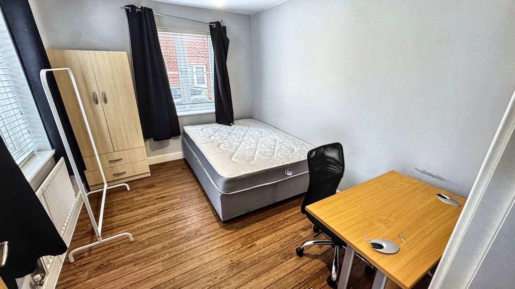 Property photo 2 of 7 Bright, Simply Furnished Bedroom With A Comfortabl...