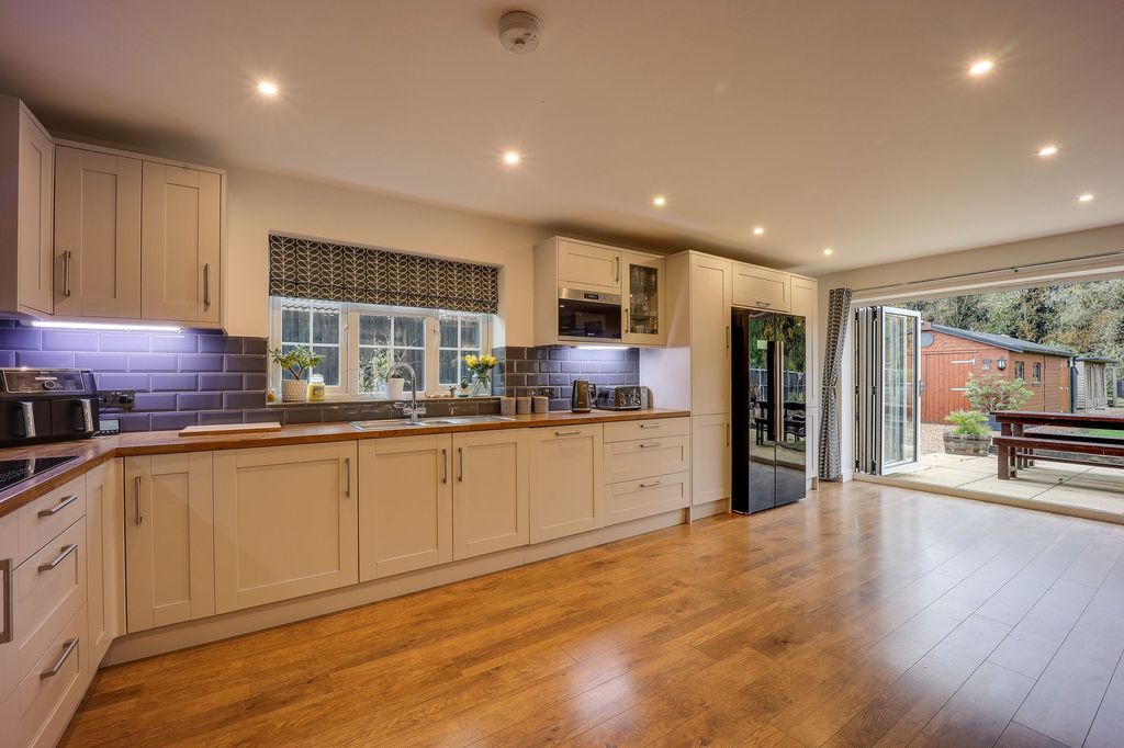 Property photo 3 of 32