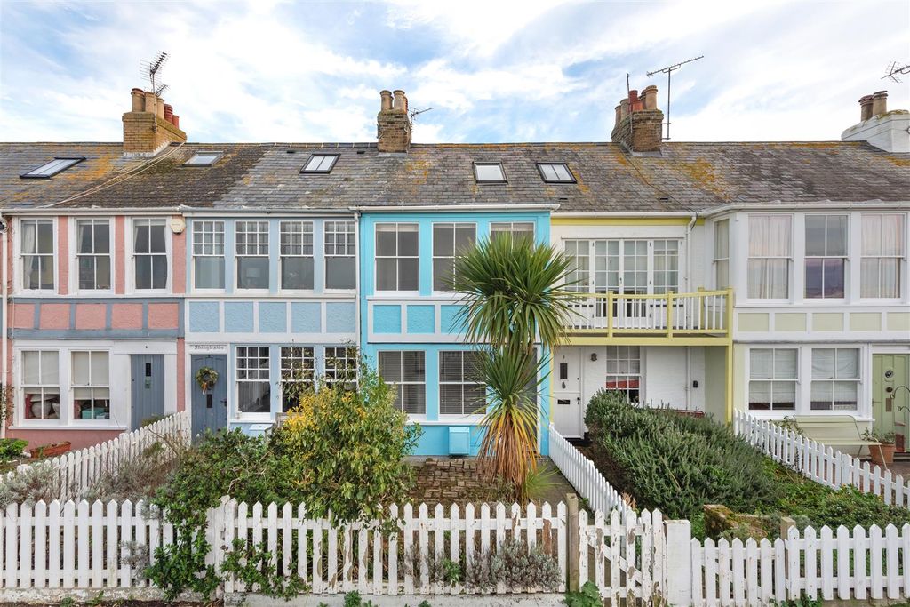 Property photo 1 of 18 Marine Terrace, Whitstable