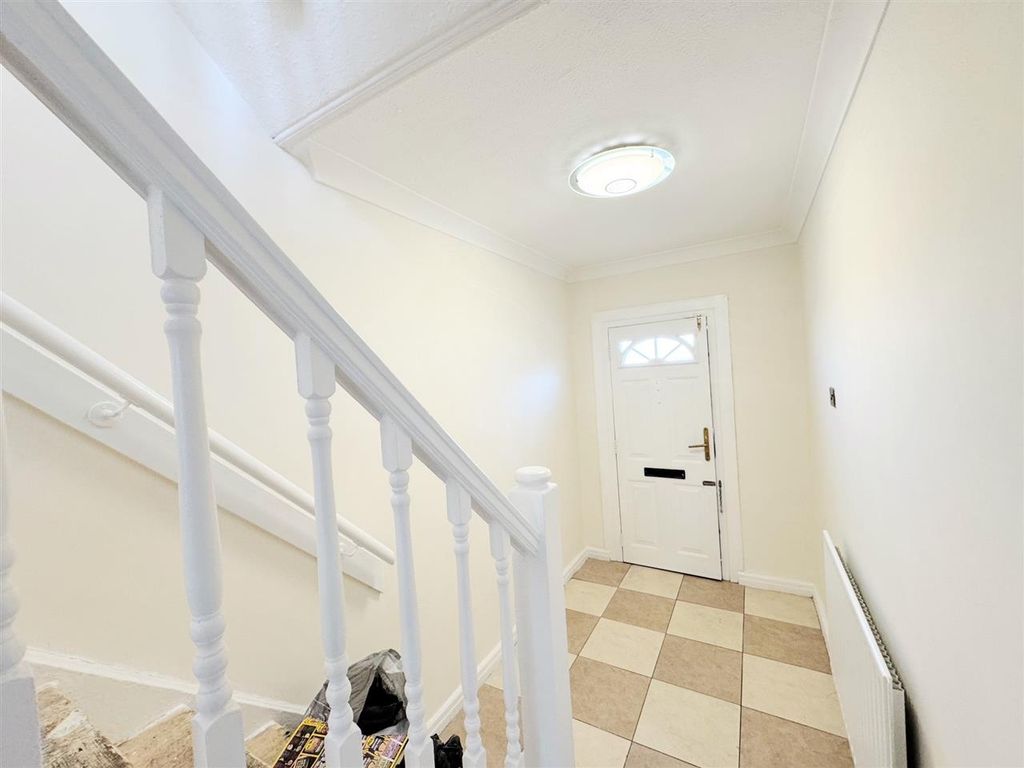 Property photo 2 of 11 Entrance Hall