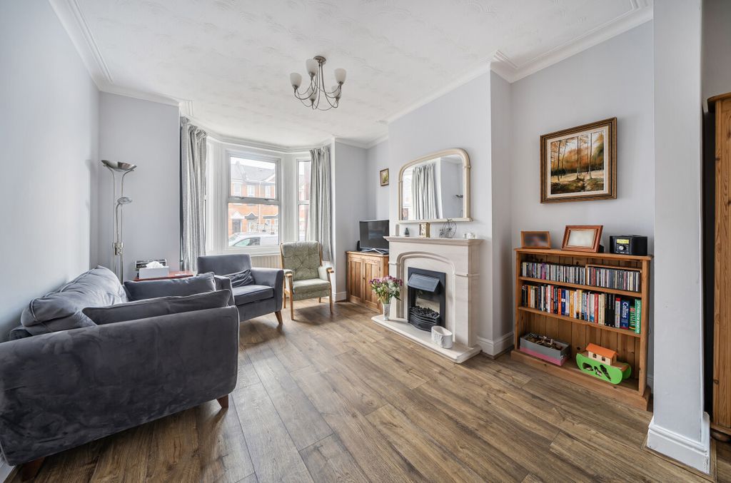 Property photo 2 of 8 1408919-20-698211...