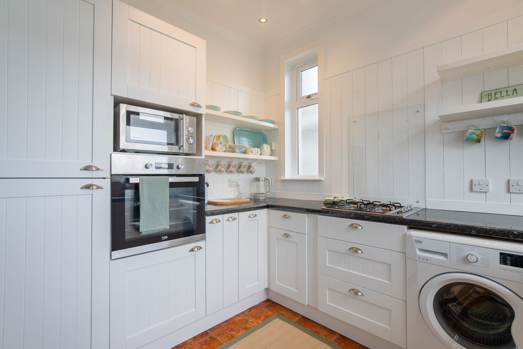 Property photo 3 of 23 Kitchen3