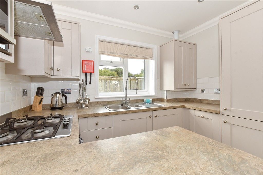 Property photo 3 of 11 Kitchen