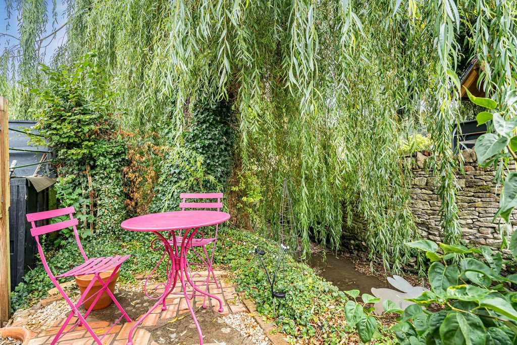 Property photo 3 of 19 Seating