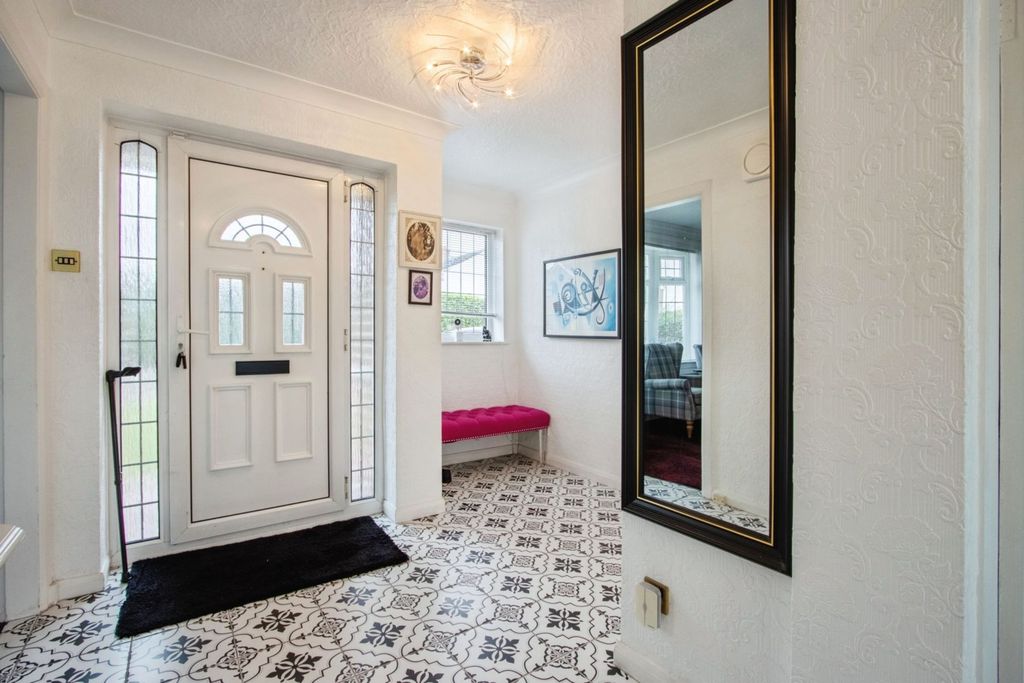 Property photo 2 of 23 Entrance Hall