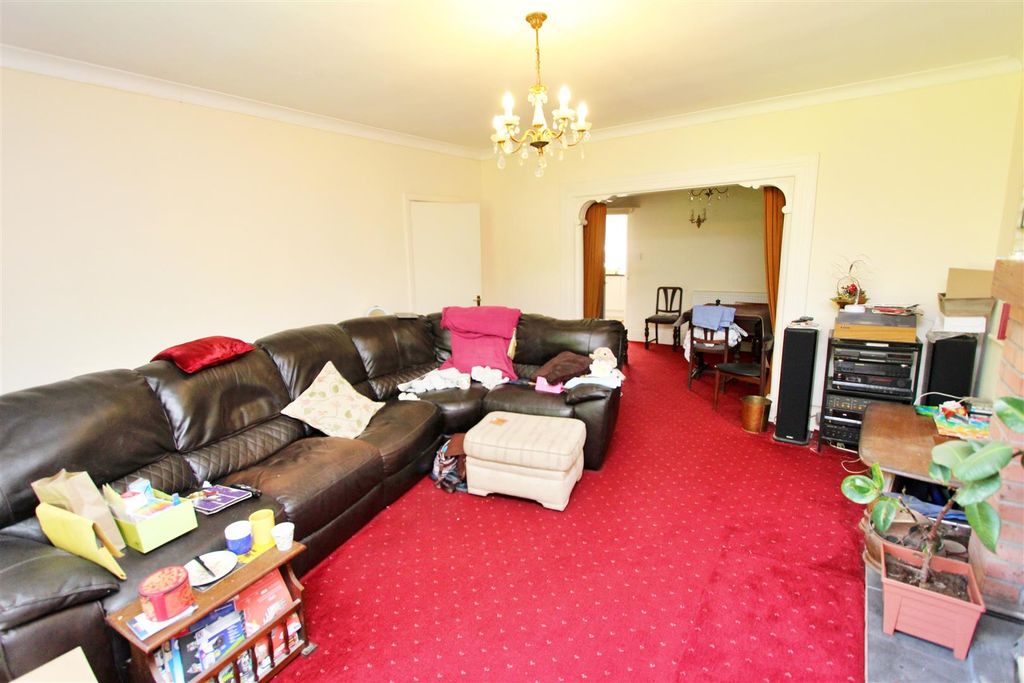 Property photo 3 of 19 Lounge