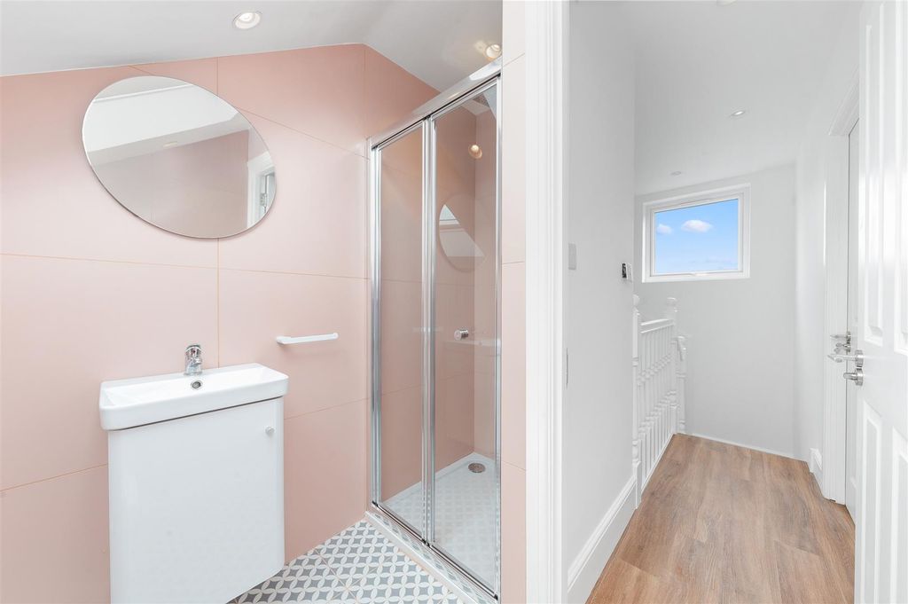 Property photo 3 of 17 Bathroom