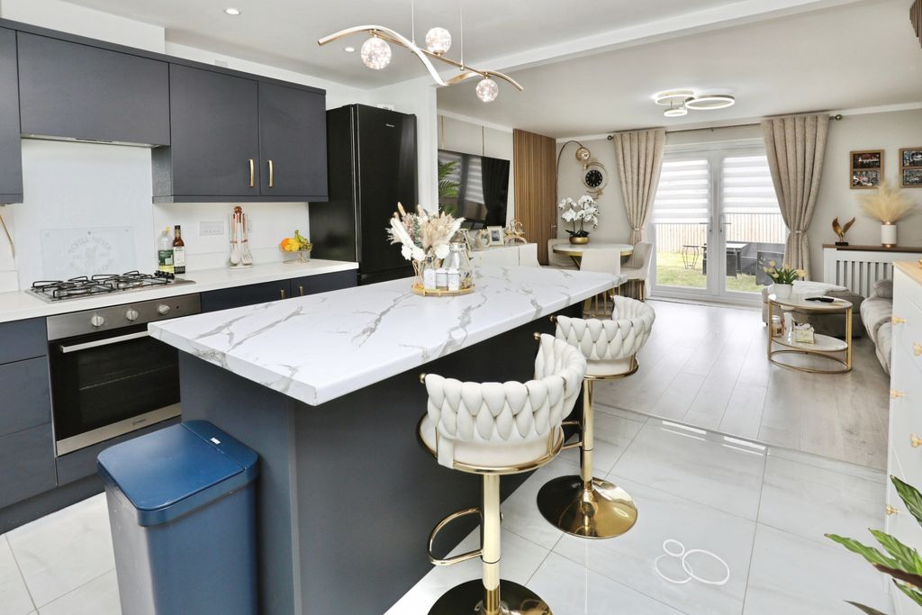 Property photo 3 of 19 Kitchen