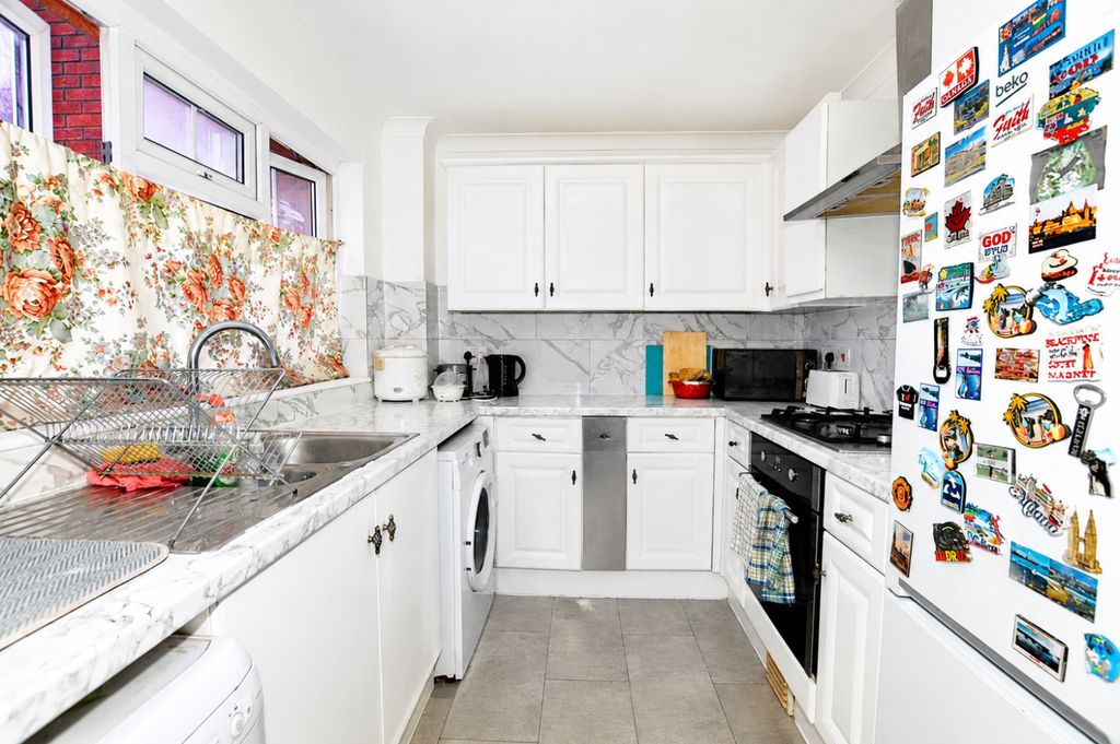 Property photo 1 of 11 Kitchen