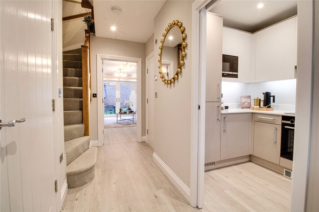 Property photo 2 of 11 Hallway