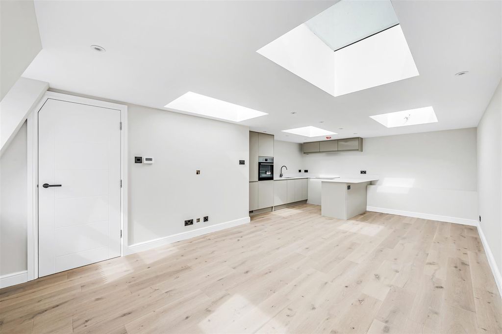 Property photo 3 of 13 Flat 3 - 51 Mill Hill Road-2.Jpg