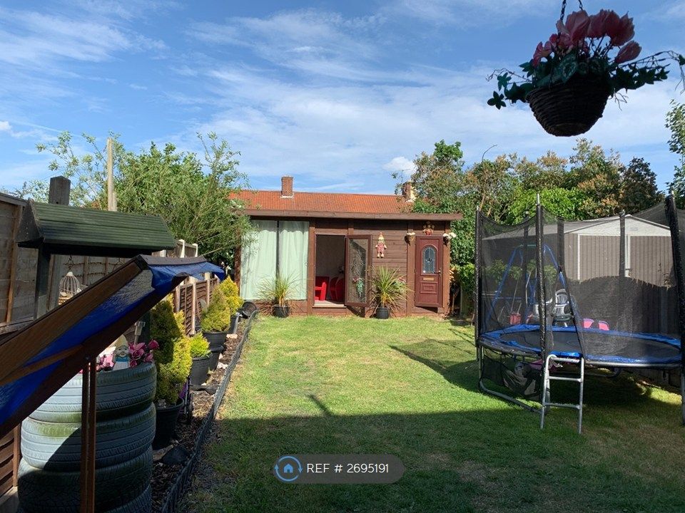 Property photo 1 of 12 Large Garden With Split Outhouse