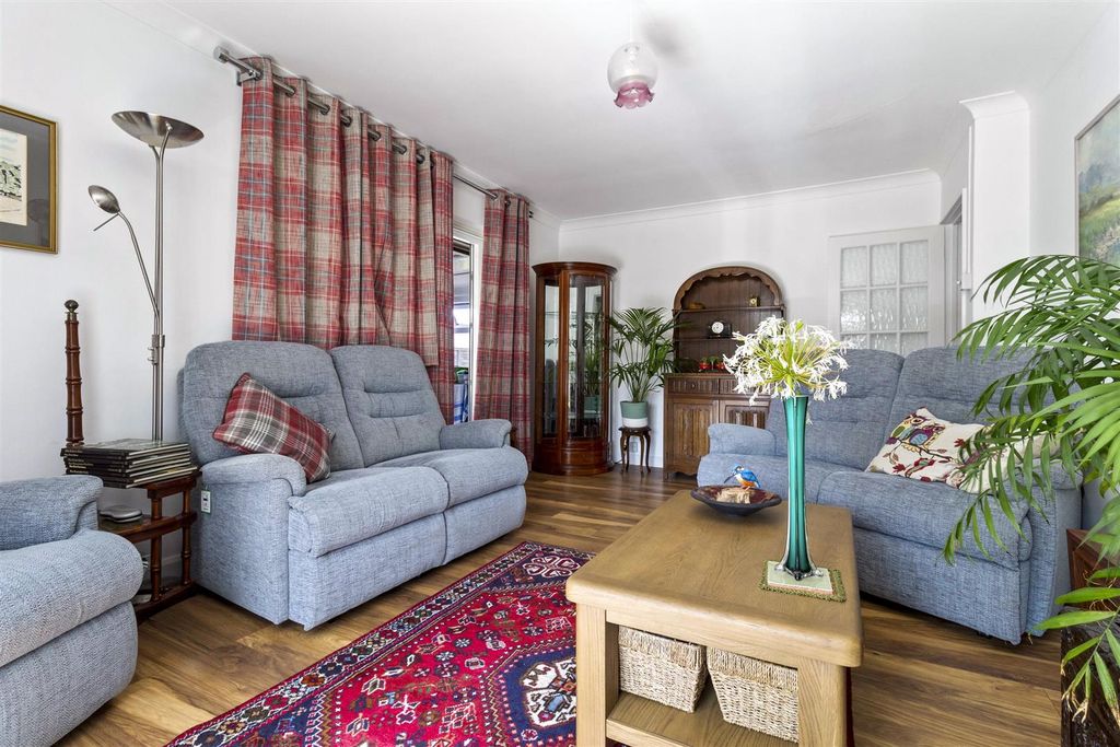 Property photo 3 of 25 Windermere Crescent, 1-025.Jpg
