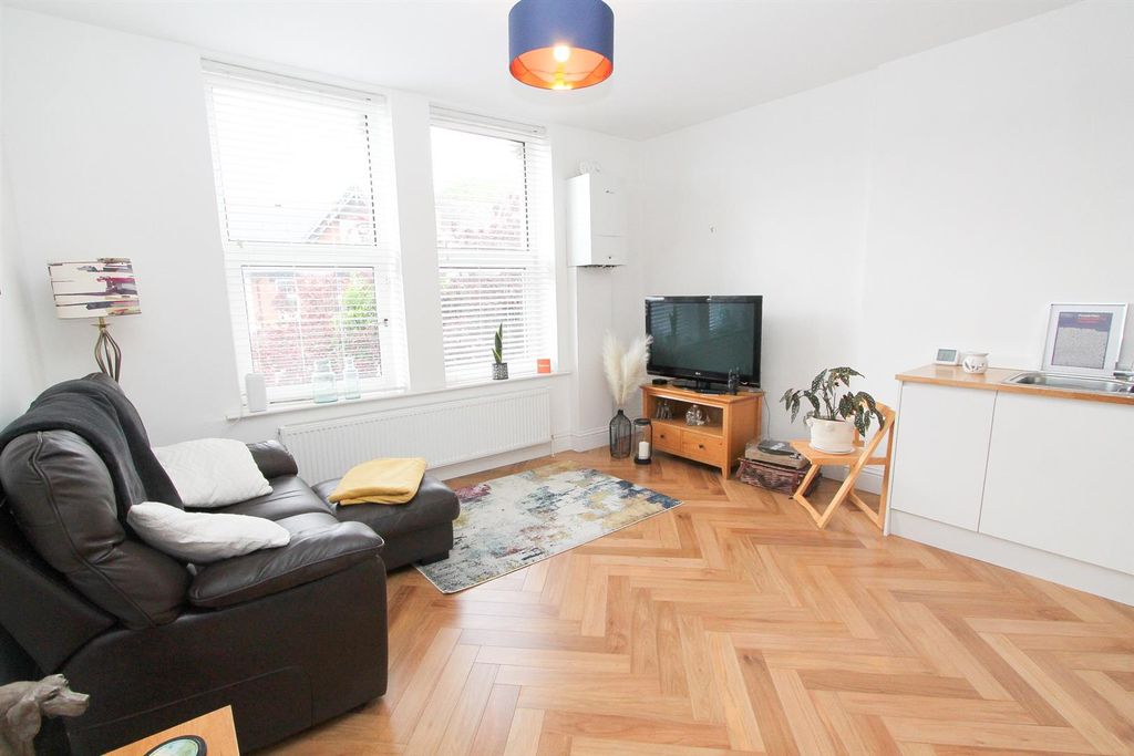 Property photo 3 of 9 Lounge c.Jpg