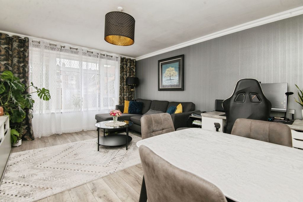 Property photo 2 of 7 Photo