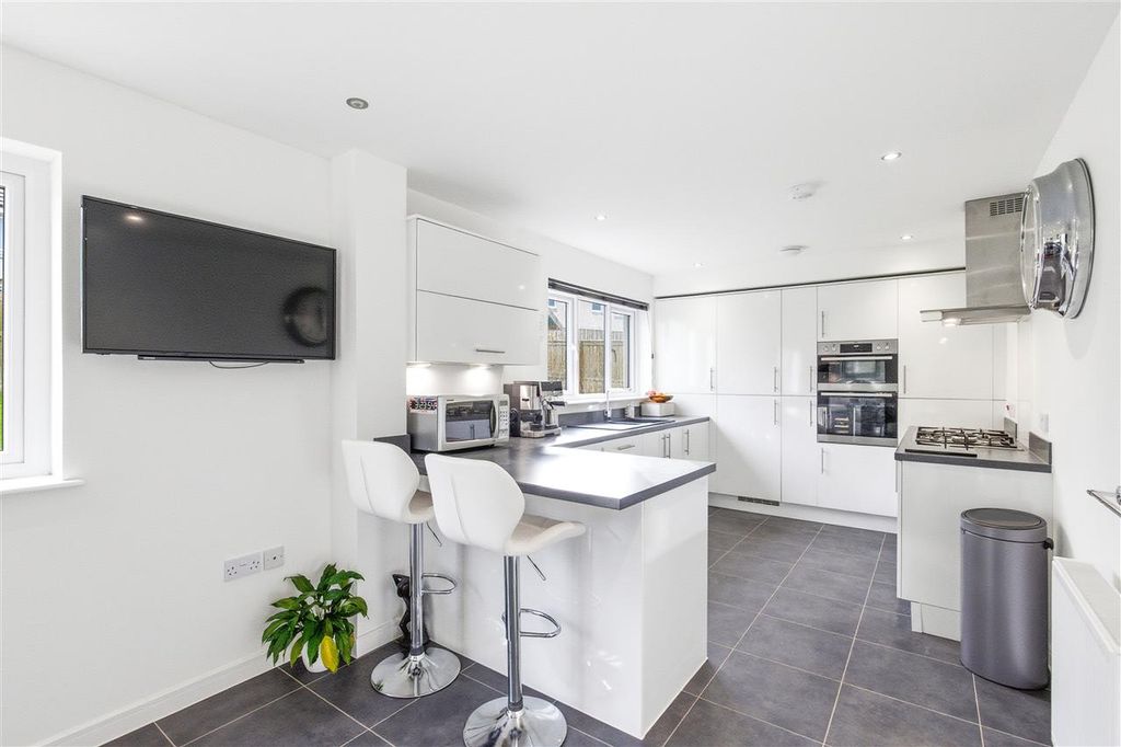 Property photo 2 of 28