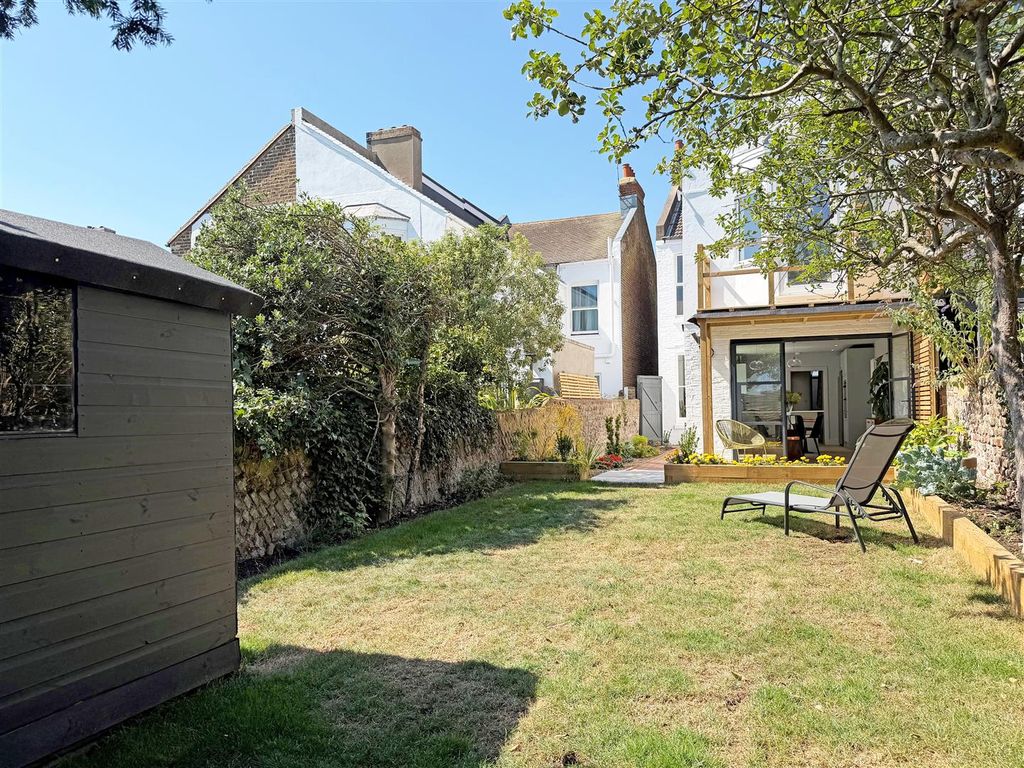 Property photo 2 of 16 264Drgardenreara.Jpg