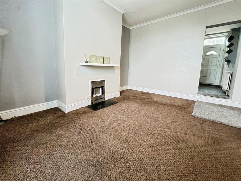 Property photo 3 of 18 Lounge