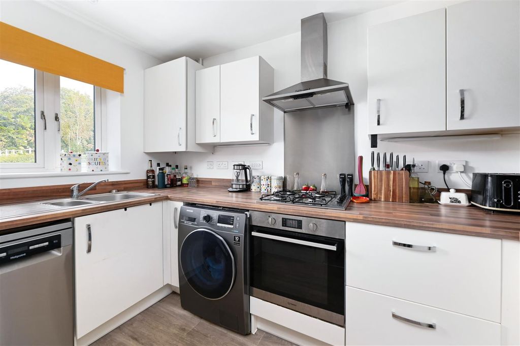 Property photo 2 of 10 Coltsfoot Way