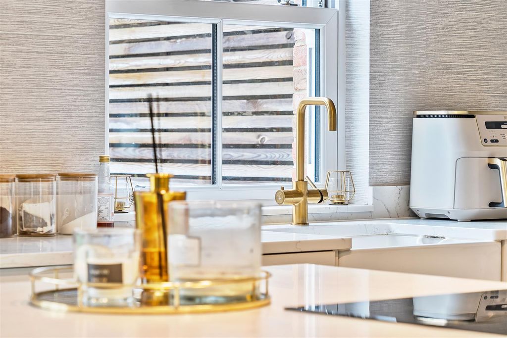 Property photo 2 of 24 Kitchen/Diner