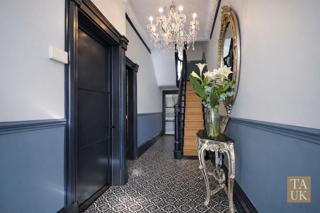 Property photo 2 of 32