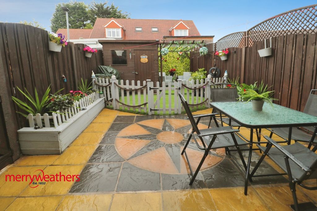 Property photo 3 of 11 Outside