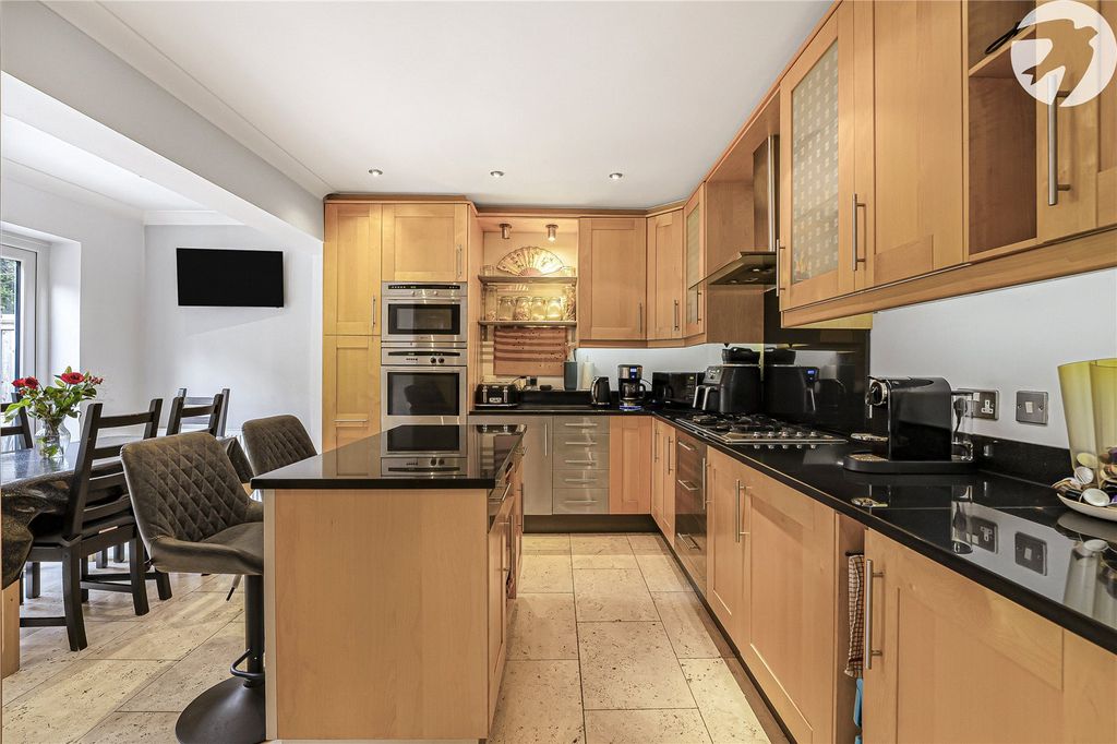 Property photo 3 of 23 Kitchen