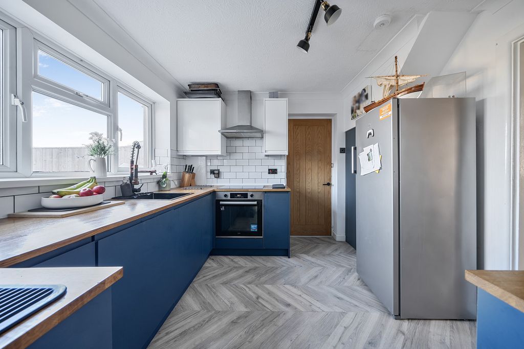 Property photo 3 of 40