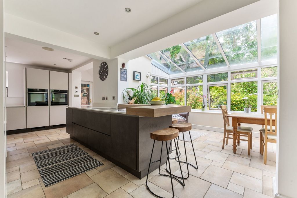 Property photo 2 of 33