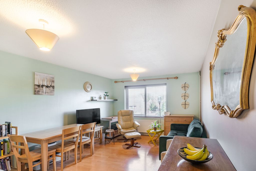 Property photo 3 of 16 8518699-Interior02