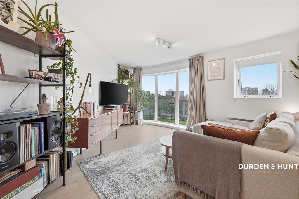 Property photo 2 of 21 Goldsmiths Row