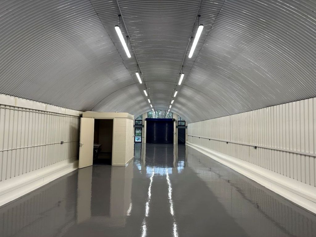 Property photo 2 of 4 An Empty Arch With White Lining, Facing The Front Electric Roller Shutter Entrance, Which Is Closed. There Is A WC Cubicle At The Front Of The Arch.