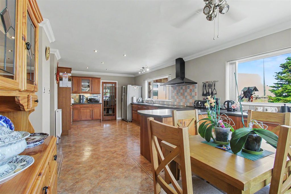 Property photo 2 of 31 Kitchen
