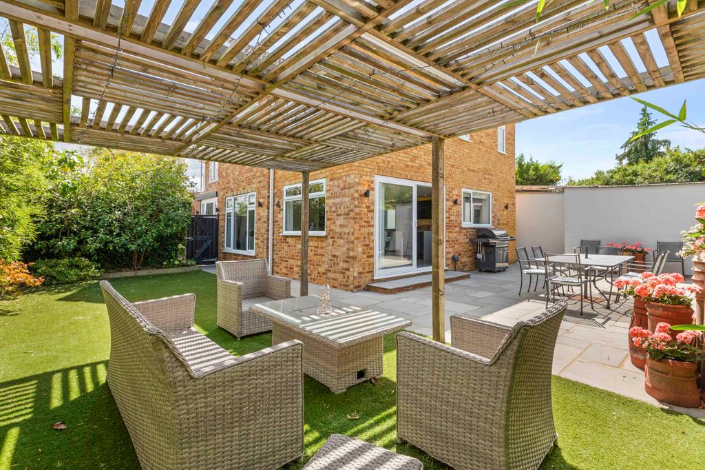 Property photo 3 of 27 1 Cherrywood Gardens, Hp10 9Ax (Low Res)-23
