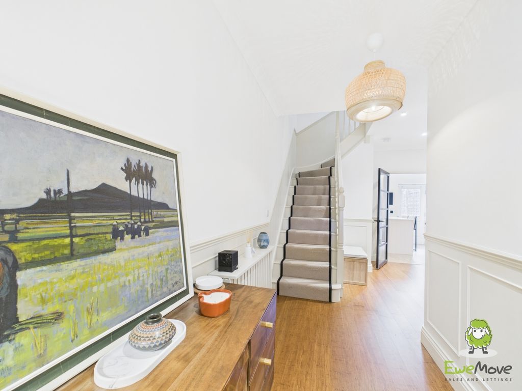 Property photo 2 of 20 Ewemove Estate Agents Basingstoke - Gaiger Avenue