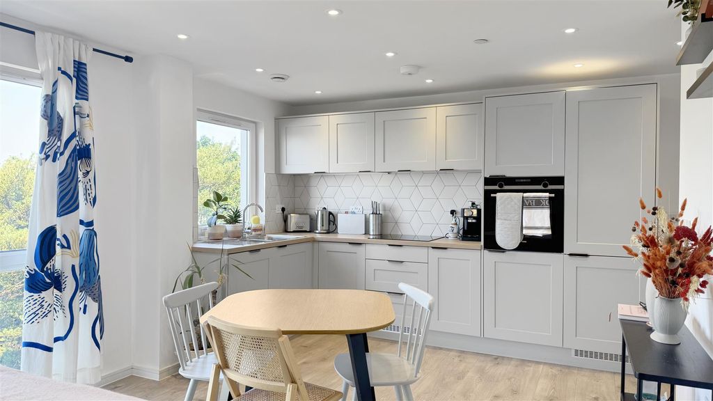 Property photo 3 of 14 Kitchen Lounge Diner